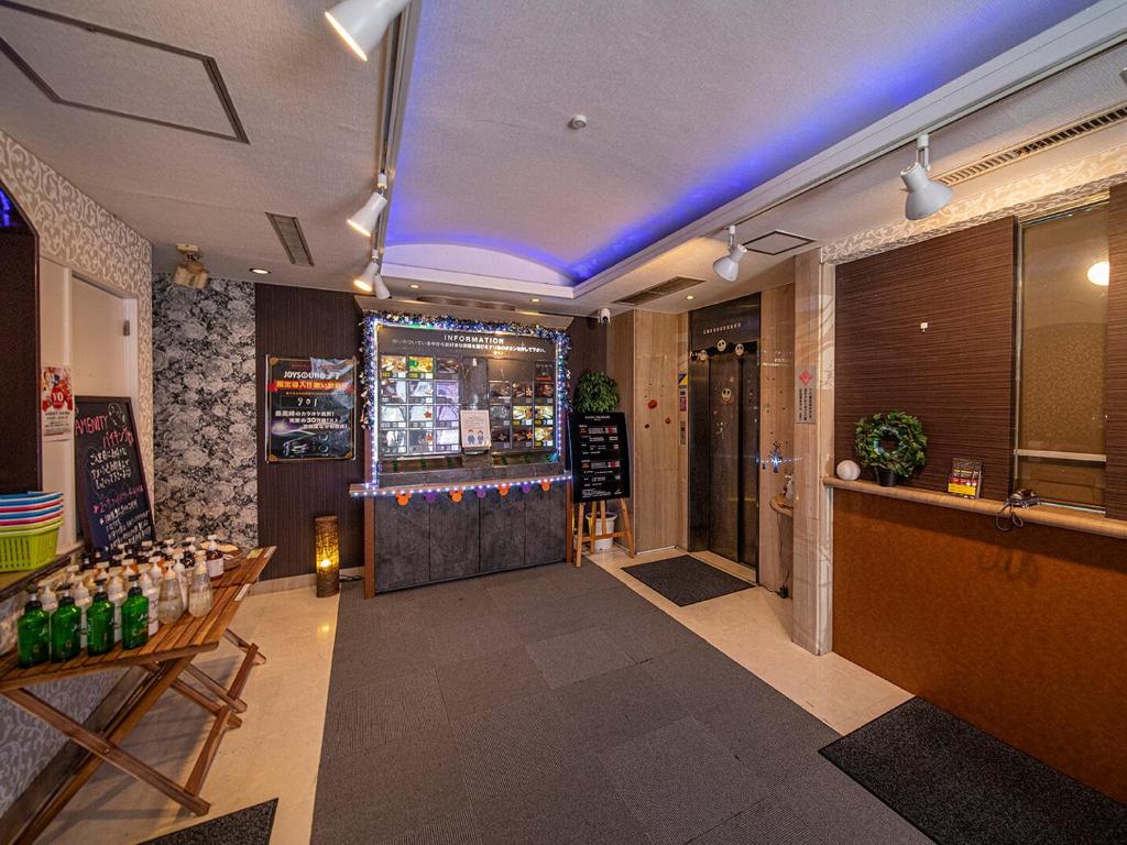 un restaurant avec un bar et un comptoir de boissons dans l'établissement Saint martin (Adult Only), à Kyoto