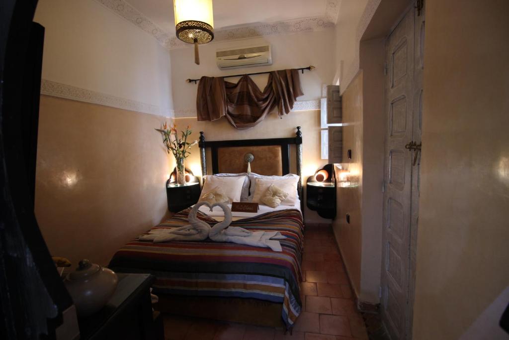 une chambre avec un lit avec des serviettes dessus dans l'établissement Riad Eloise, à Marrakech