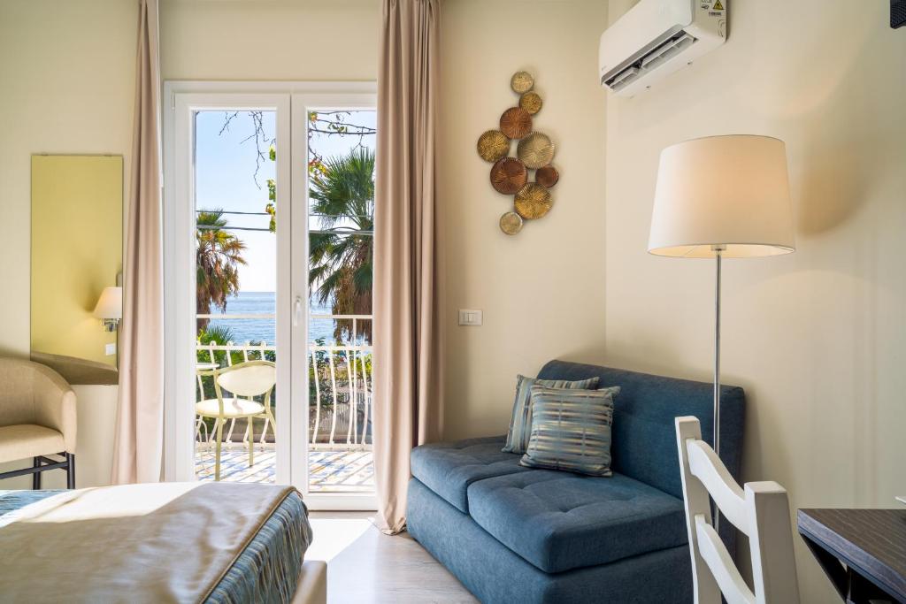 d'un salon avec un canapé et un lit ainsi que d'un balcon. dans l'établissement Hotel Rivage Taormina, à Taormine 164 autres photos