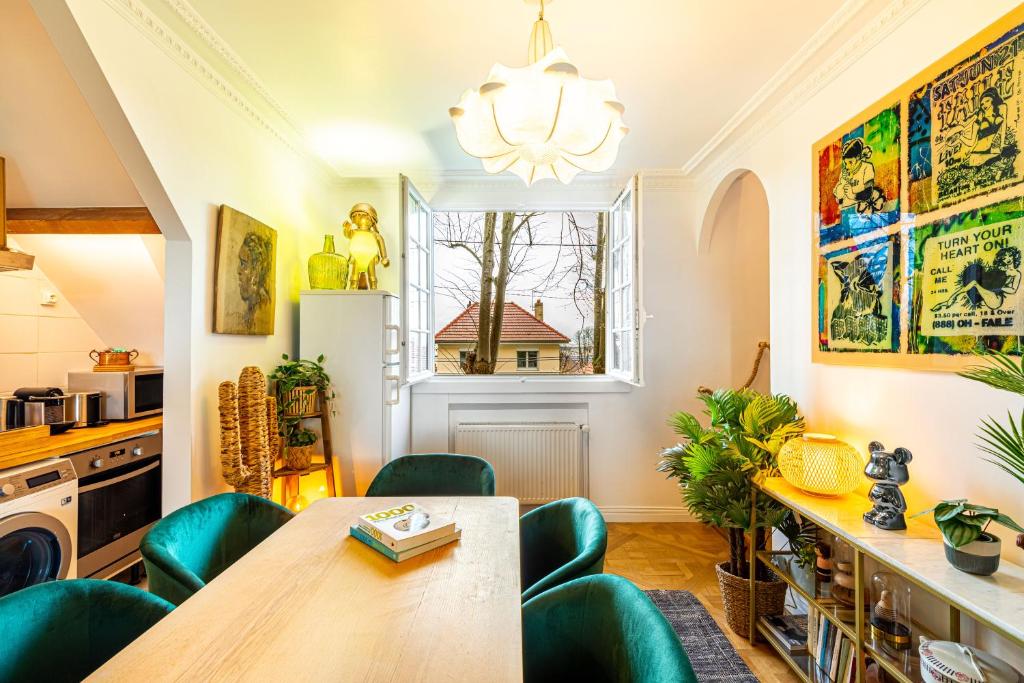 Art & Curiosity Cabinet Style Appartement with Paris view, Villa des Ammonites 3
