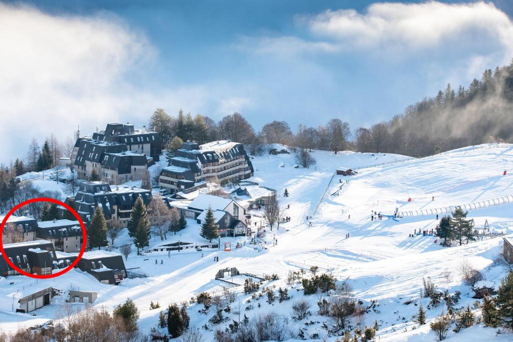 une station de ski dans la neige avec un cercle rouge dans l'établissement Val Louron Pied des pistes apartment 34 m² 5 pers, à Génos