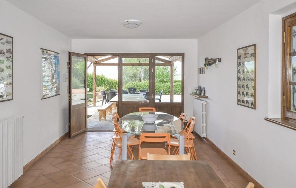 une salle à manger avec une table et des chaises dans l'établissement Villa Brenda by VacaVilla, à Pratovecchio