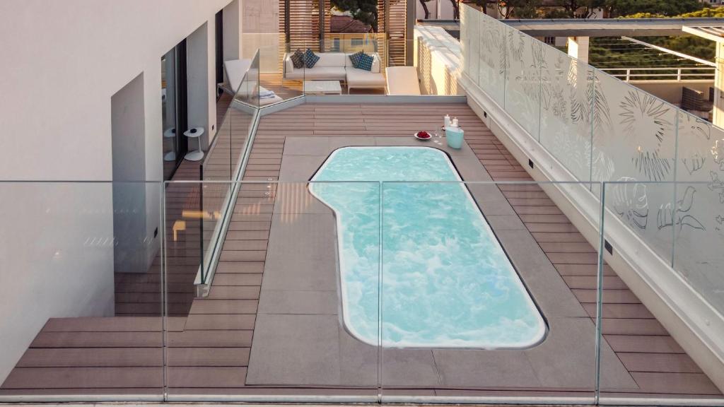 - une piscine sur le balcon d'une maison dans l'établissement Ceccarini 9 home suite home, à Riccione