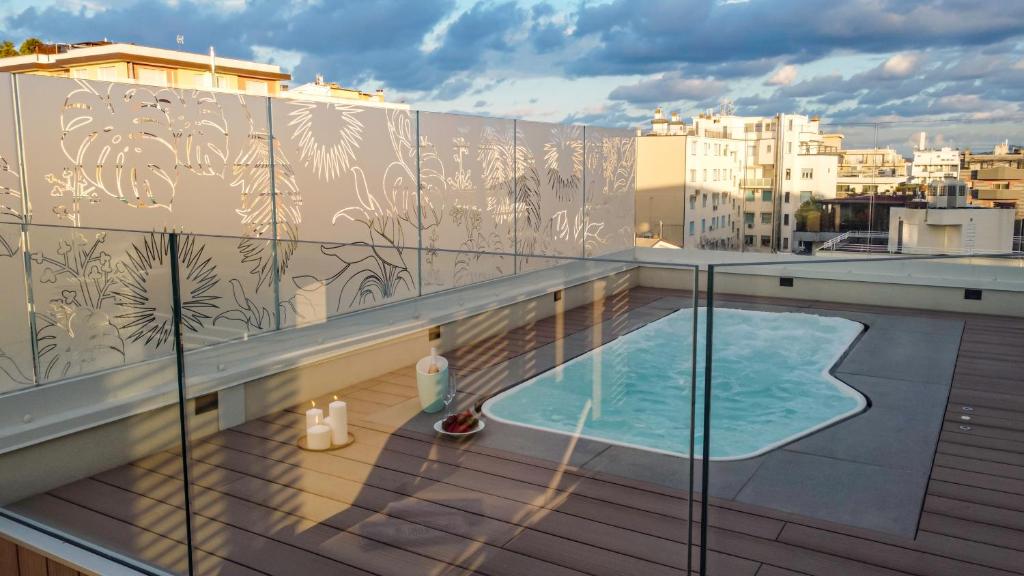 - un balcon avec une piscine dans un bâtiment dans l'établissement Ceccarini 9 home suite home, à Riccione
