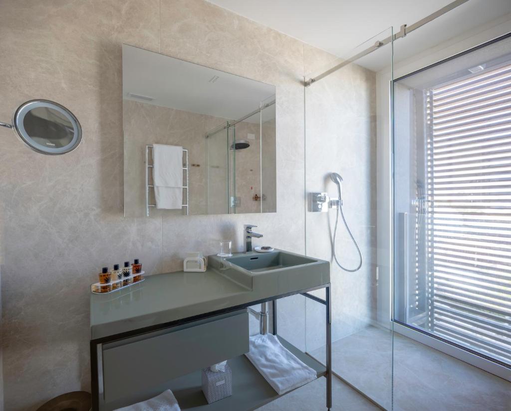 une salle de bain avec un lavabo et une douche dans l'établissement Ceccarini 9 home suite home, à Riccione