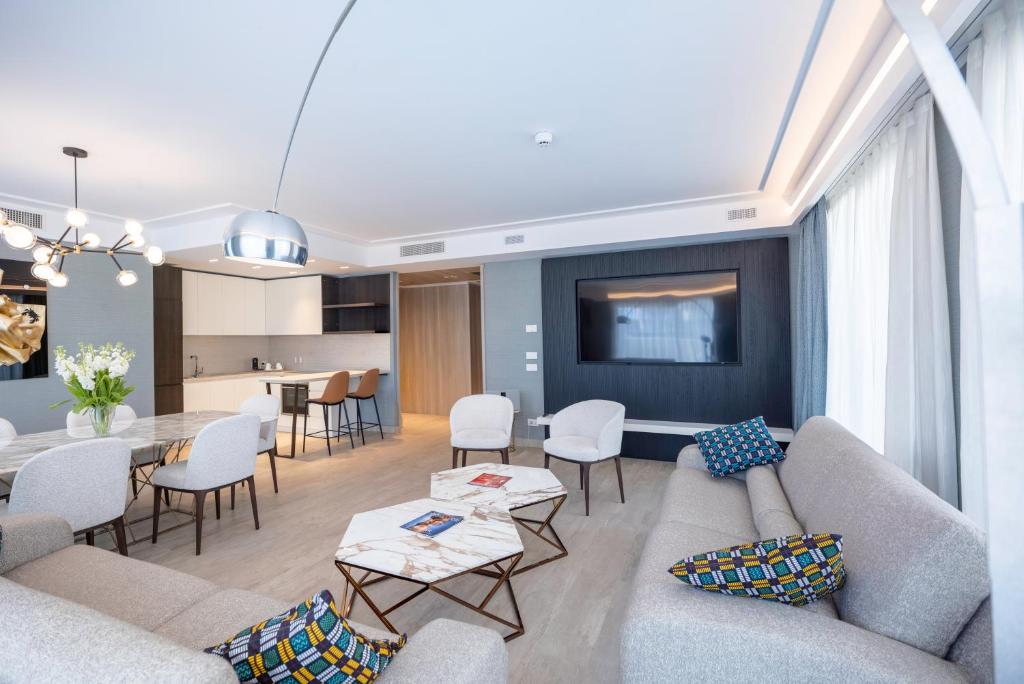 un salon avec un canapé, des tables et des chaises dans l'établissement Ceccarini 9 home suite home, à Riccione