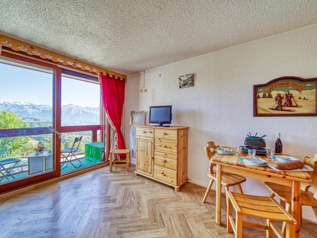 une salle à manger avec une table et une grande fenêtre dans l'établissement Studio Lunik Orion-49 by Interhome, au Corbier