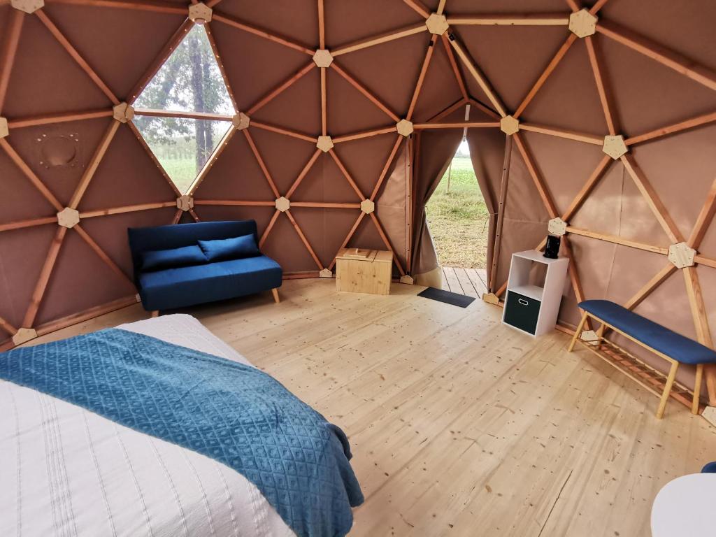 une chambre avec un lit et une chaise dans un igloo dans l'établissement La Parenthèse Meslandaise, à Mesland 37 autres photos