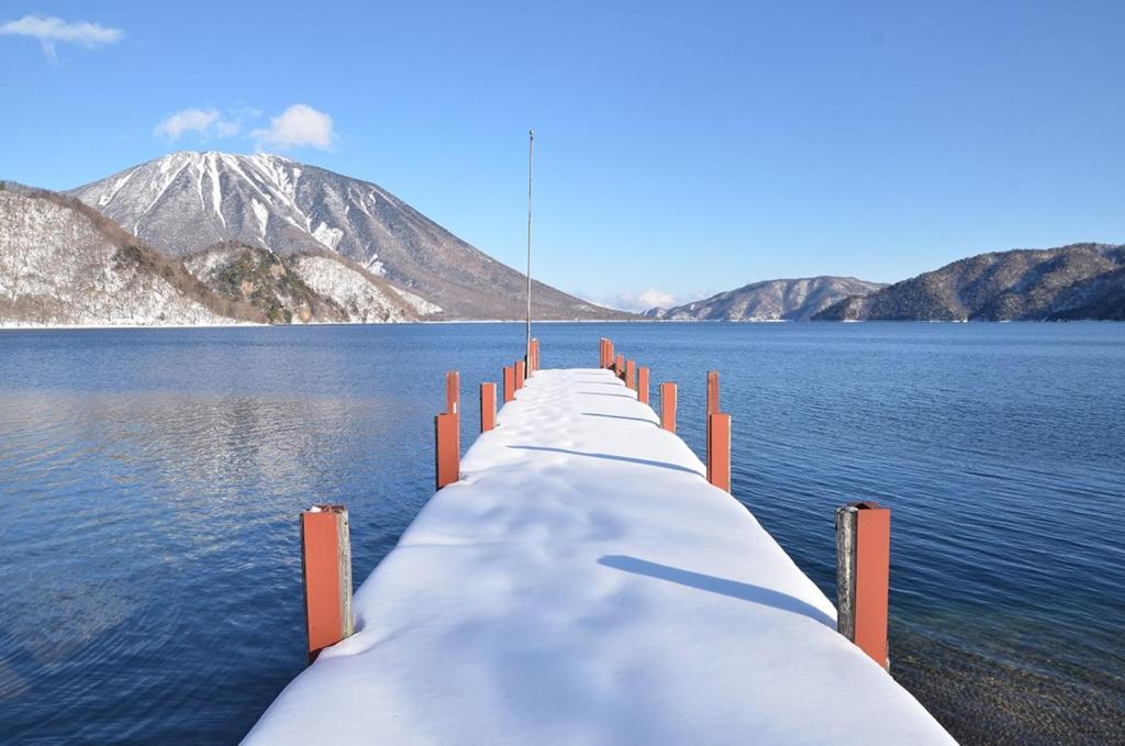 une jetée sur un lac avec de la neige dessus dans l'établissement Hatago Nagomi, à Nikkō