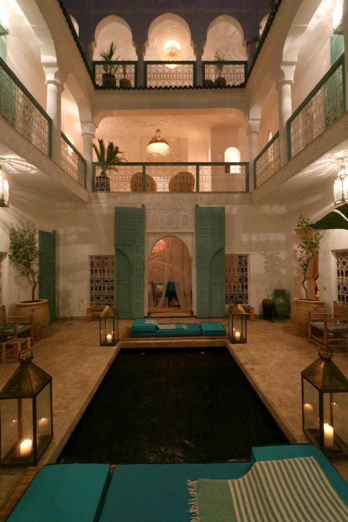 une grande chambre avec une piscine dans un bâtiment dans l'établissement RIAD DAR DAR, à Marrakech