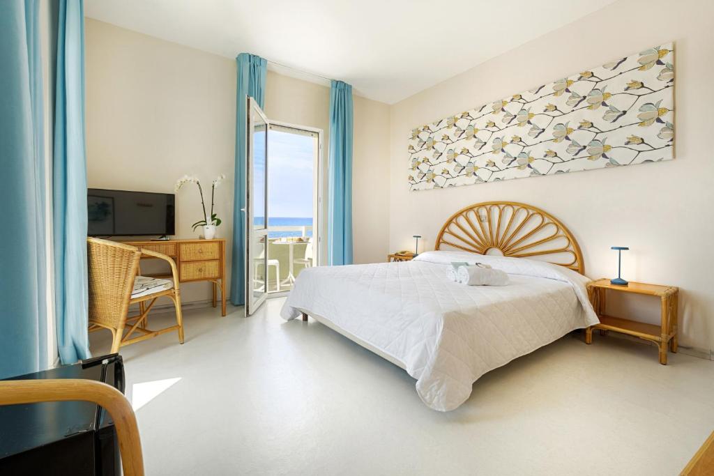 une chambre avec un lit et une grande fenêtre dans l'établissement Hotel Mida, à Scoglitti