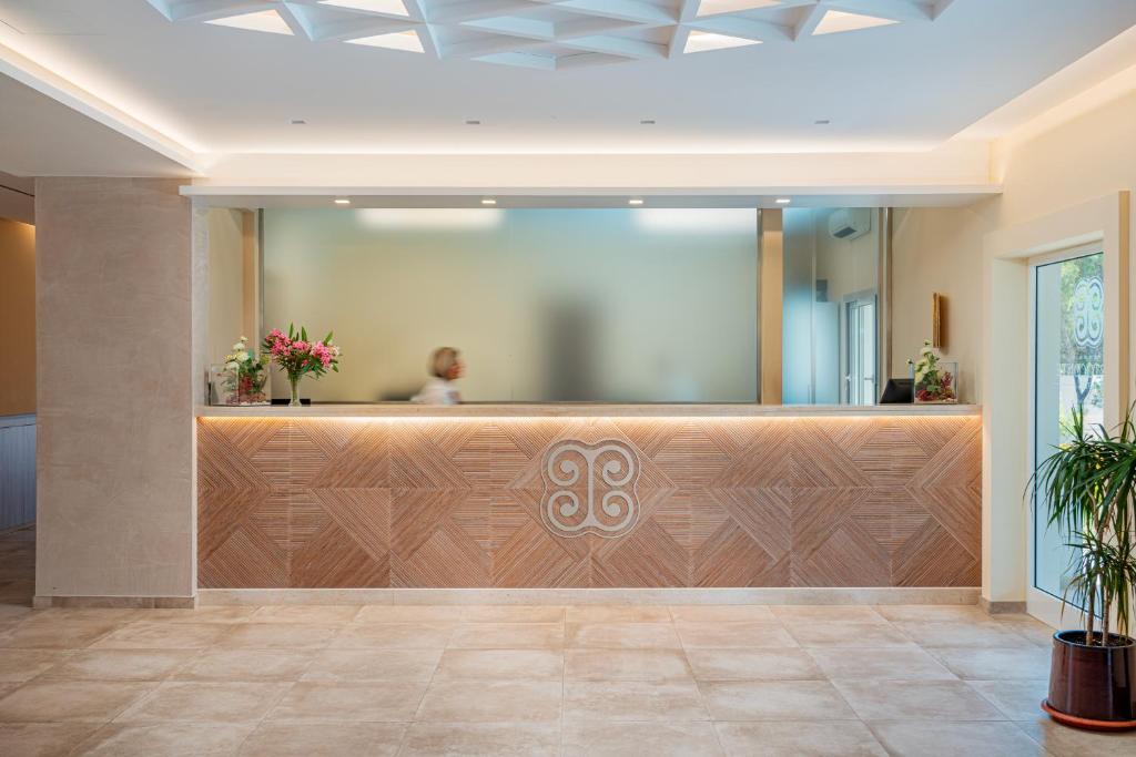 un hall d'entrée avec un bureau de réception dans un immeuble dans l'établissement Hotel Portoconte, à Porto Conte 45 autres photos