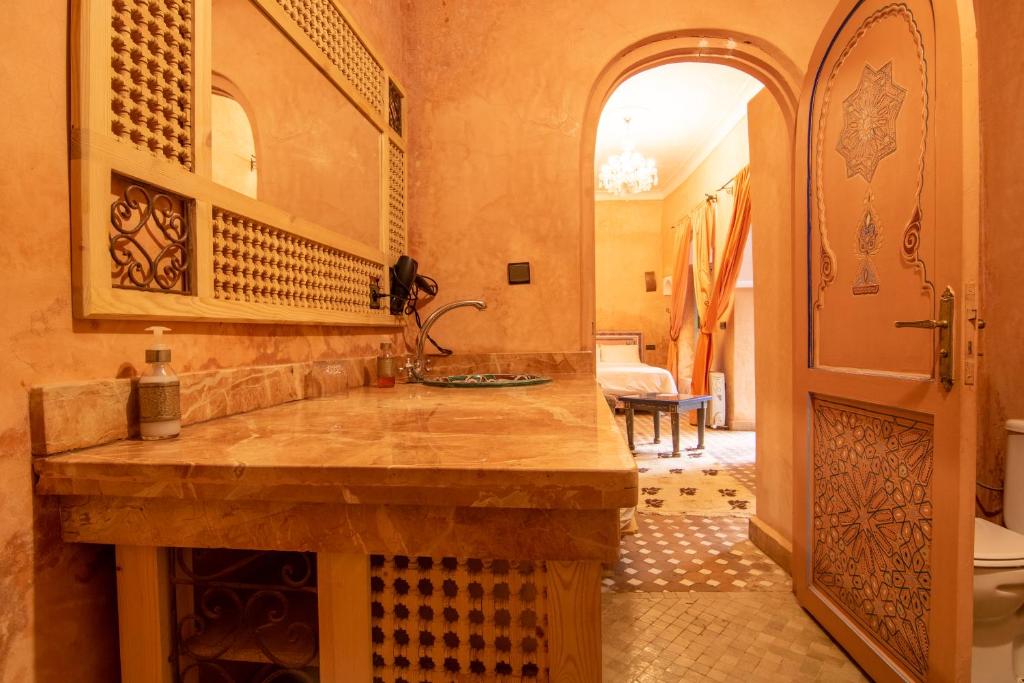 une salle de bain avec un lavabo et des toilettes dans l'établissement Riad Zinoun & Spa 11 Rooms, à Marrakech