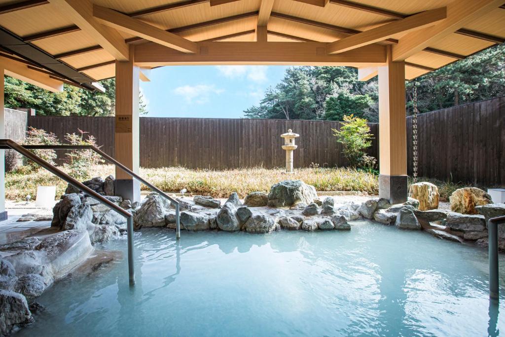 - une piscine d'eau dans une cour avec un kiosque en bois dans l'établissement Toba International Hotel Shiojitei, à Toba 37 autres photos