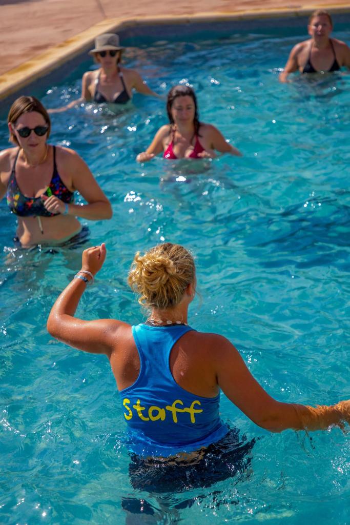 un groupe de personnes dans une piscine dans l'établissement Camping Paradis La Pinede, à Gréoux-les-Bains