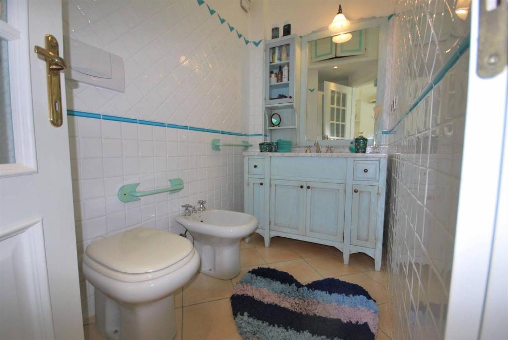 une salle de bain avec toilettes et lavabo dans l'établissement Recidence gallo di Gallura Casa Azzurra, à Santa Teresa Gallura 21 autres photos