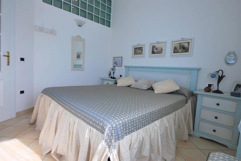 une chambre avec un lit avec un couvre-lit bleu dans l'établissement Recidence gallo di Gallura Casa Azzurra, à Santa Teresa Gallura