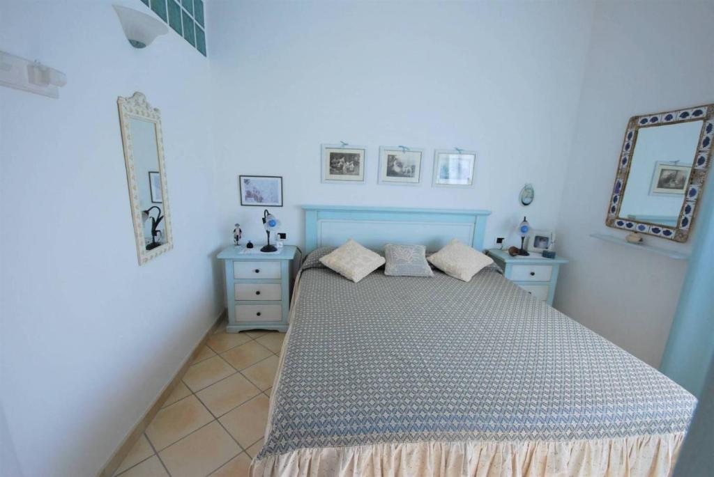 - une chambre bleue avec un lit et deux commodes dans l'établissement Recidence gallo di Gallura Casa Azzurra, à Santa Teresa Gallura