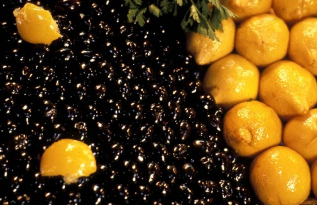 une pile de mûres à côté d'une pile d'oranges dans l'établissement Riad Dar Rania Marrakech Médina Jemaa El Fna, à Marrakech 19 autres photos