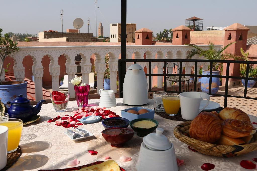 - une table avec de la nourriture et des boissons sur le balcon dans l'établissement Riad Tahar Oasis, à Marrakech