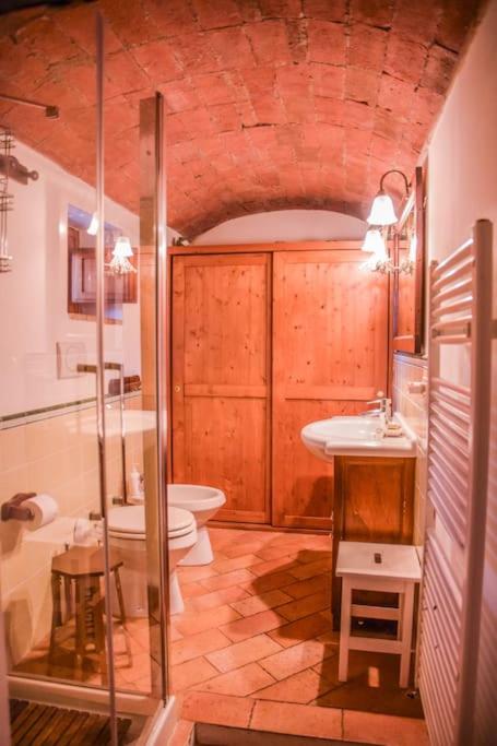 une salle de bain avec une douche, des toilettes et un lavabo dans l'établissement Tofelli villa with private pool, quiet and panoramic view, à Amelia