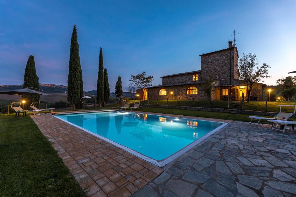 une piscine devant une maison dans l'établissement LE COLOMBELLINE 12, Emma Villas, à Montepulciano