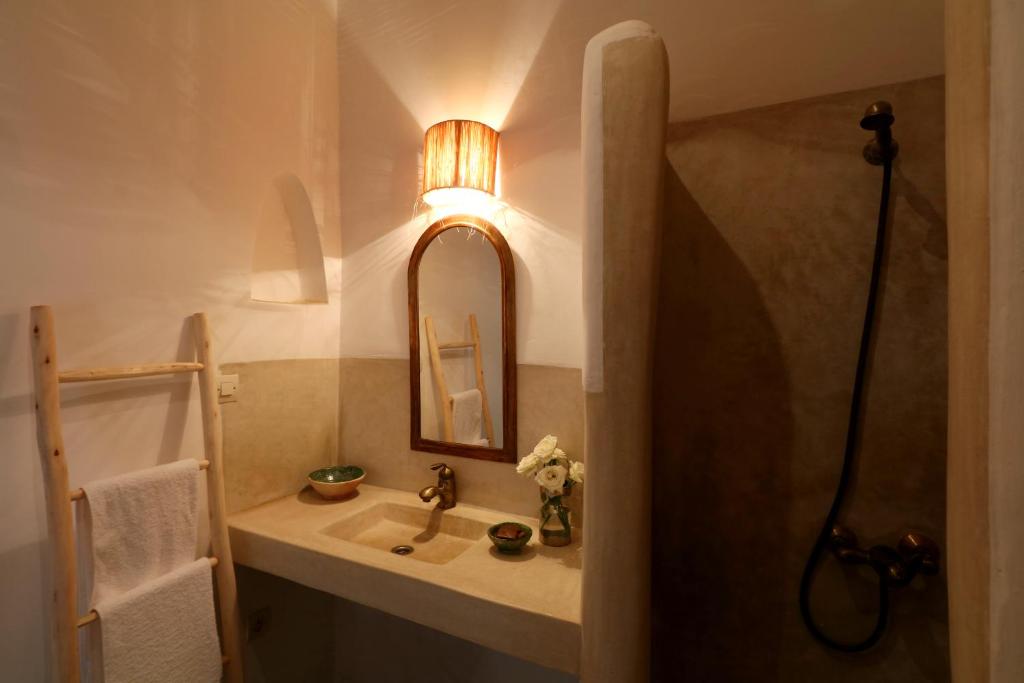 une salle de bain avec un lavabo et un miroir dans l'établissement RIAD DAR DAR, à Marrakech