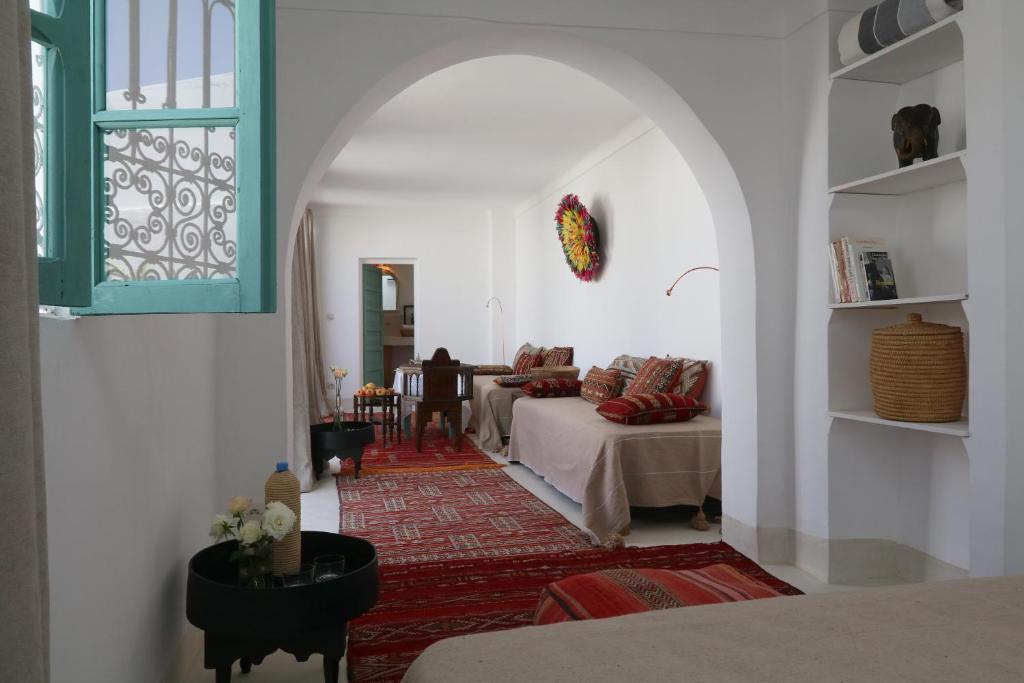un salon avec un canapé et une table dans l'établissement RIAD DAR DAR, à Marrakech