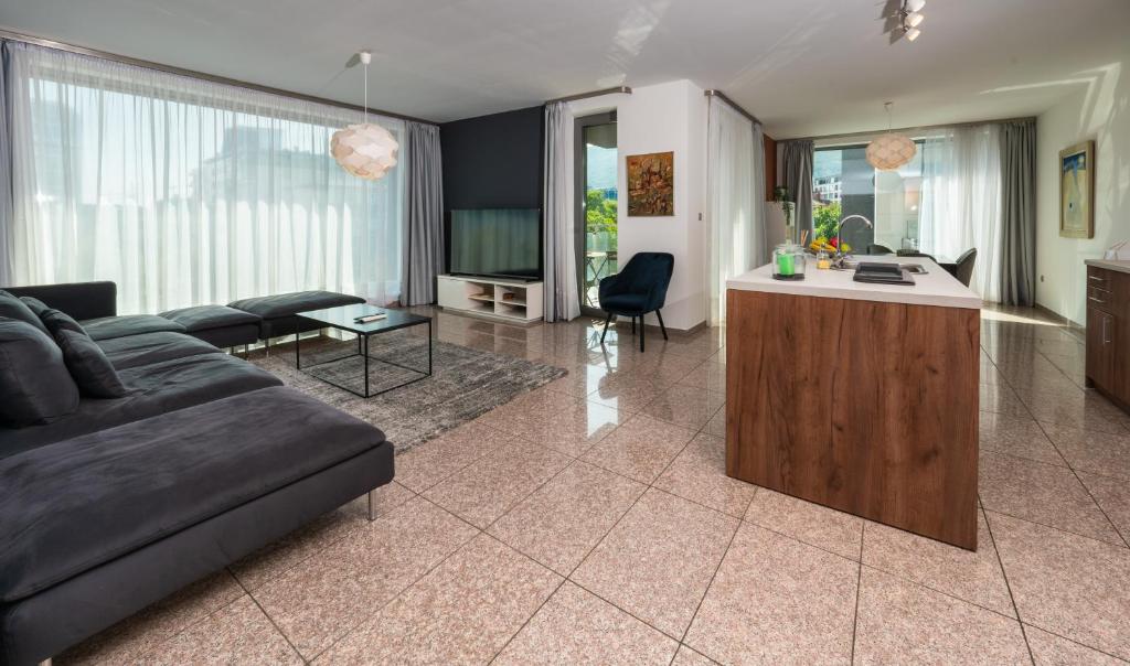 Vertigo Modern 2-Bedroom Apartment with Parking & Vitosha View 4