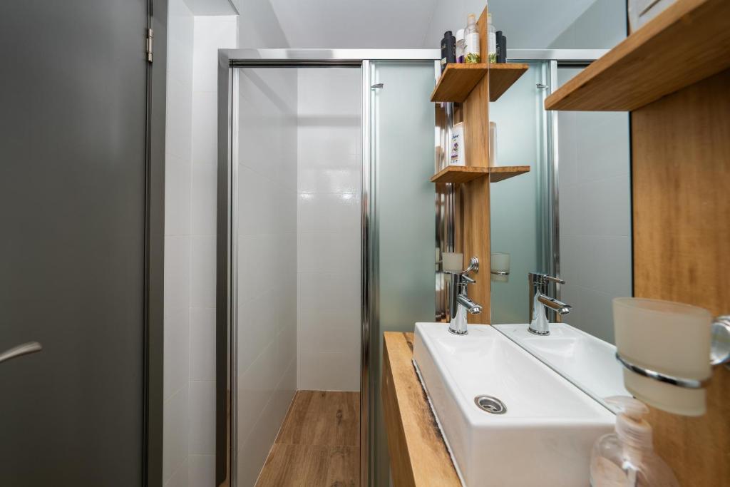 Vertigo Modern 2-Bedroom Apartment with Parking & Vitosha View 8