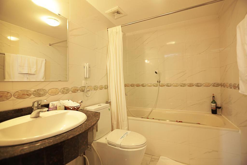 Moon View Hotel - 65 Cửa Bắc - by Bay Luxury