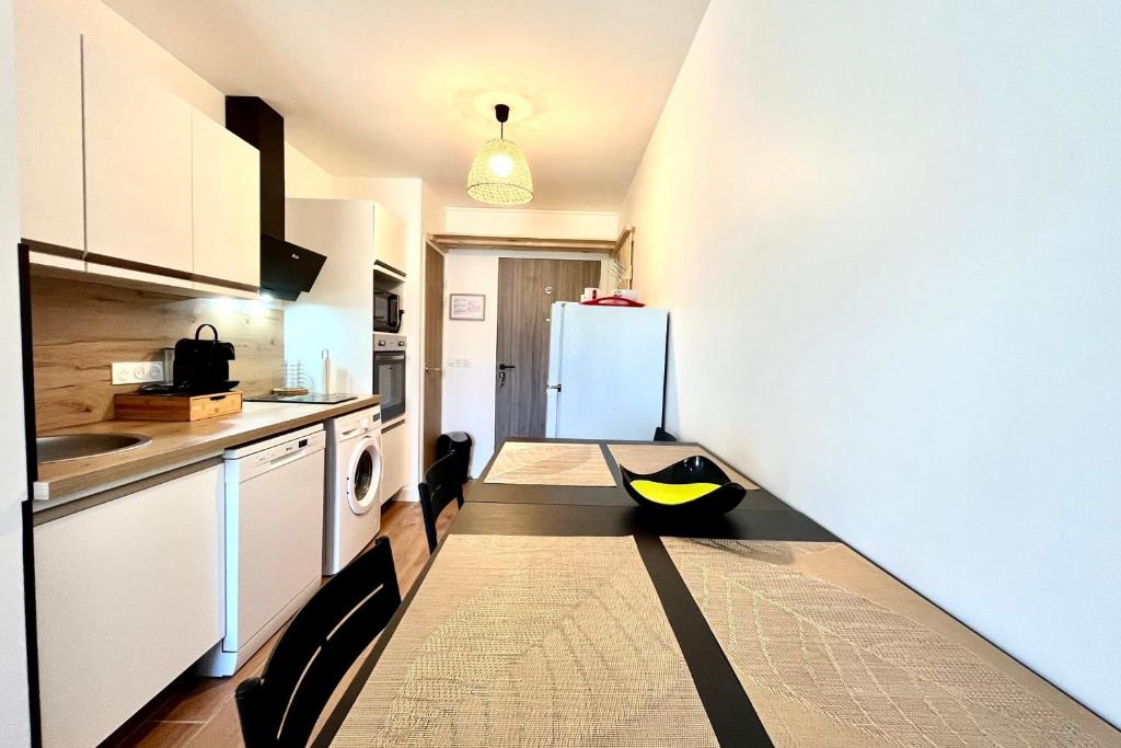 une cuisine avec un objet noir et jaune sur le sol dans l'établissement Comfortable studio well located in Saint-Gervais, à Saint-Gervais-les-Bains