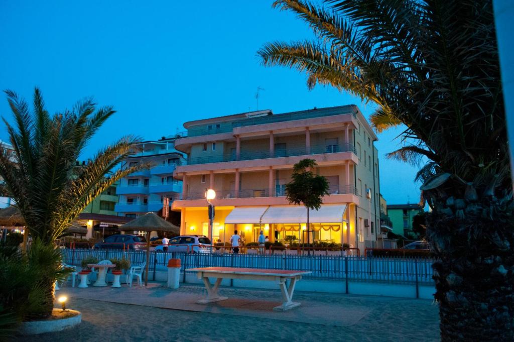 un bâtiment avec un banc devant lui dans l'établissement Albergo Villa Mauri, à Rimini