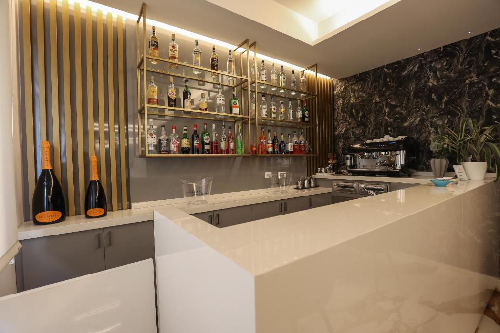 - une cuisine avec un comptoir avec des bouteilles d'alcool dans l'établissement Hotel Cenisio, à Rimini