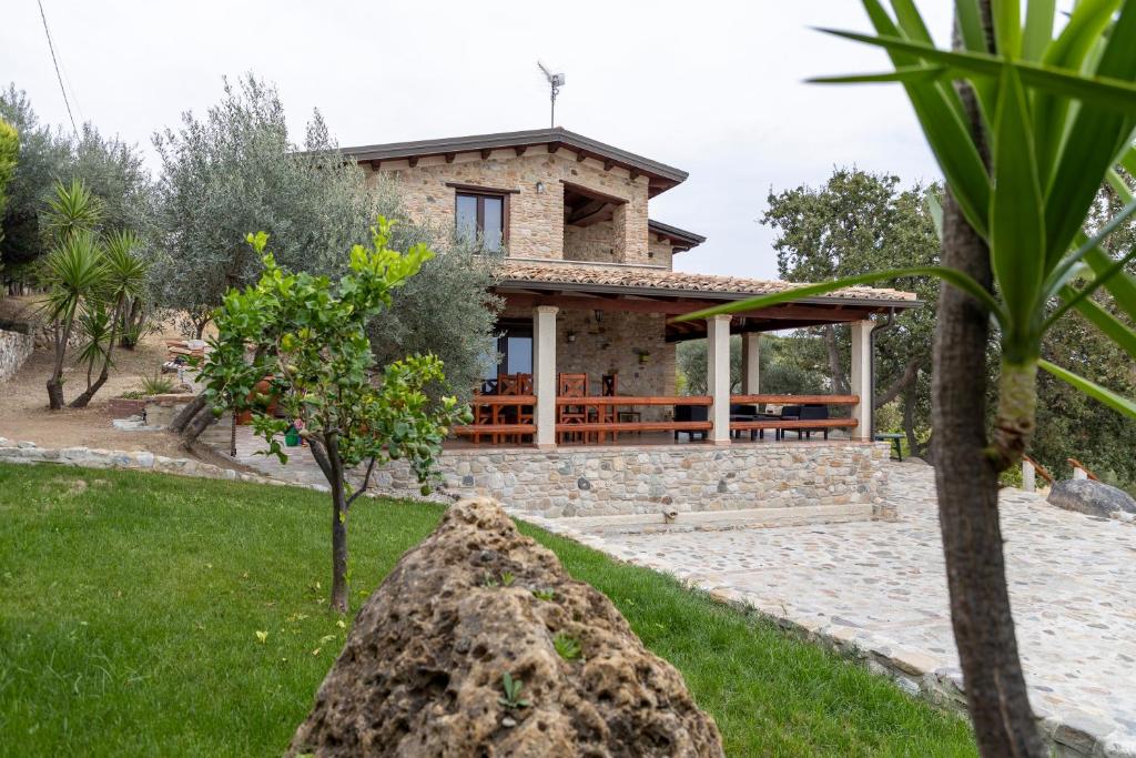 une villa avec vue sur la maison dans l'établissement CASALE RO, à Roccella Ionica