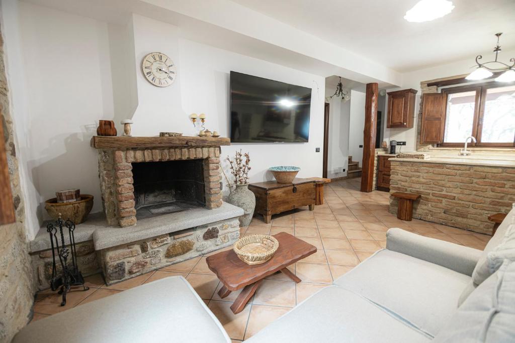 un salon avec une cheminée et une télévision dans l'établissement CASALE RO, à Roccella Ionica