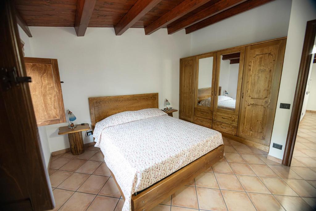 - une chambre avec un lit et un miroir dans l'établissement CASALE RO, à Roccella Ionica