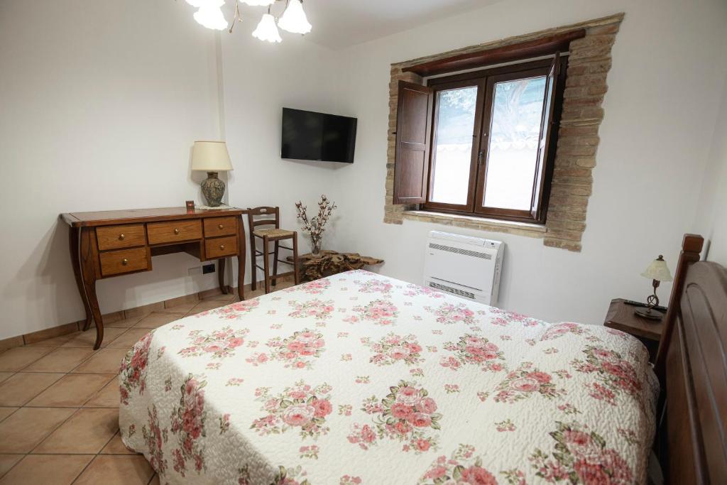 une chambre avec un lit, un bureau et une fenêtre dans l'établissement CASALE RO, à Roccella Ionica 15 autres photos