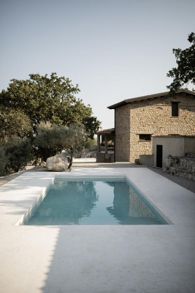 une piscine devant une maison dans l'établissement CASALE RO, à Roccella Ionica