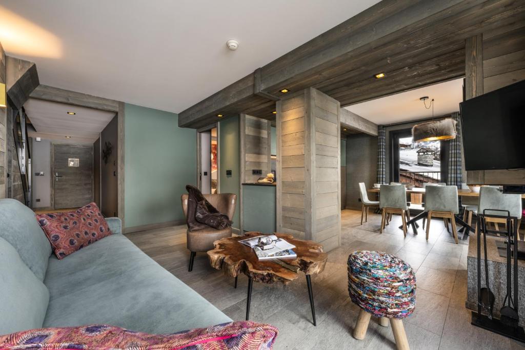 un salon avec un canapé et une table dans l'établissement Chalets Izia - Village Montana, à Val dʼIsère