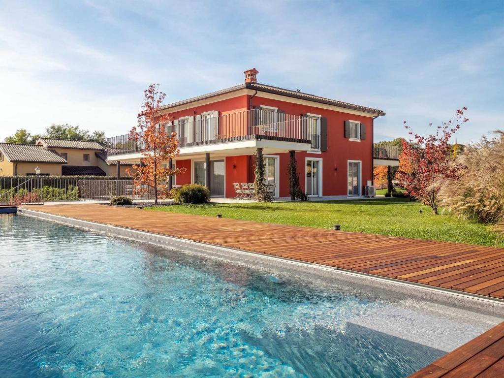 une maison avec une piscine devant une maison dans l'établissement Luxury Golf Villa, à Bogogno