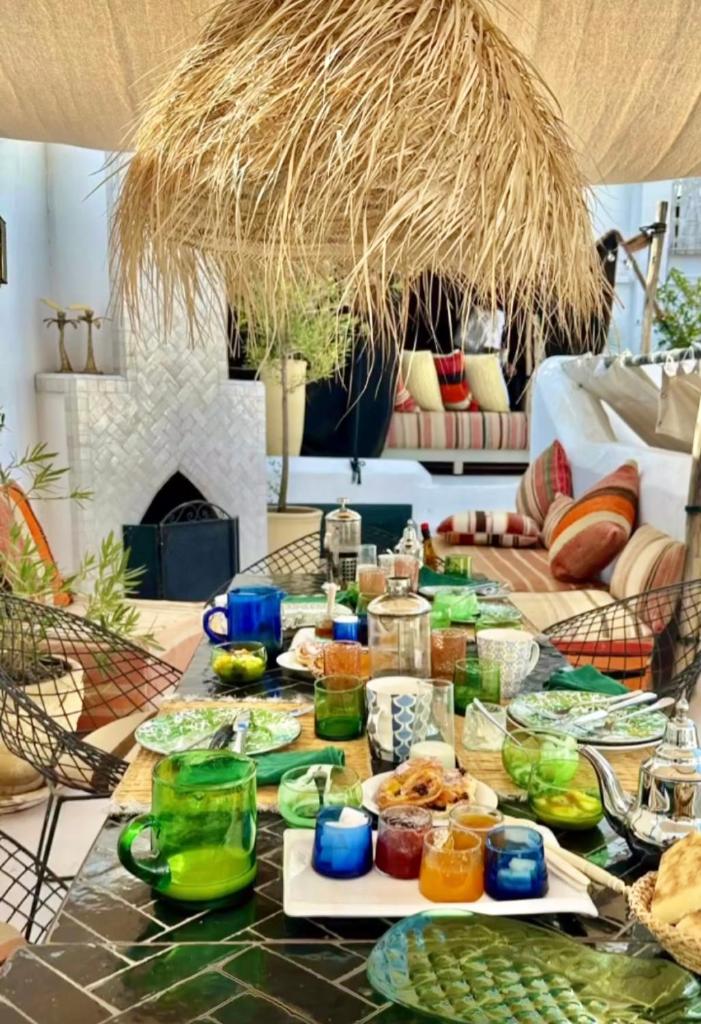 une table avec des assiettes de nourriture dessus dans l'établissement Berber Duchess Riad, à Marrakech
