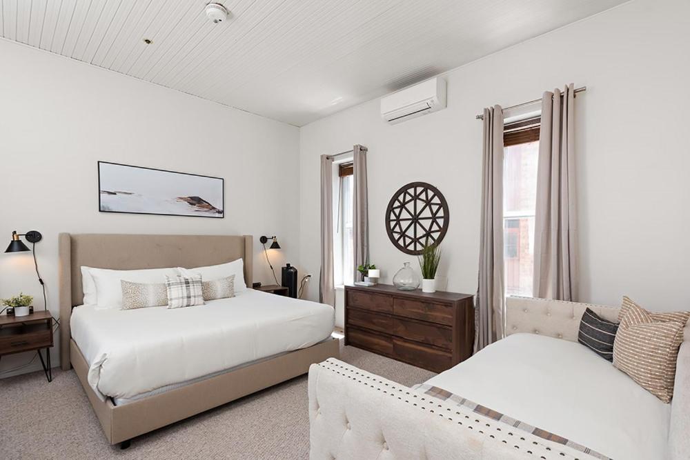 Independence Square 211, Chic Hotel Room with Mountain Views, A/C, & Rooftop Hot Tub