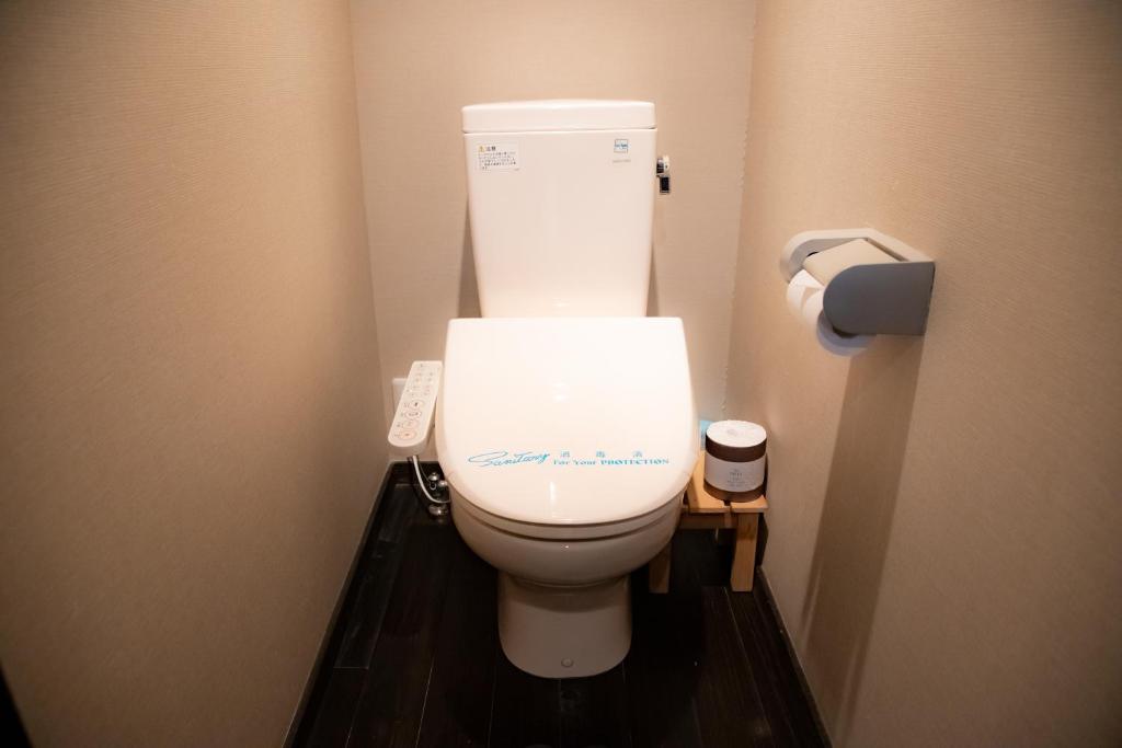 La salle de bains est pourvue de toilettes et d'un panneau. dans l'établissement Yasuraginoyado Yufu, à Beppu 61 autres photos