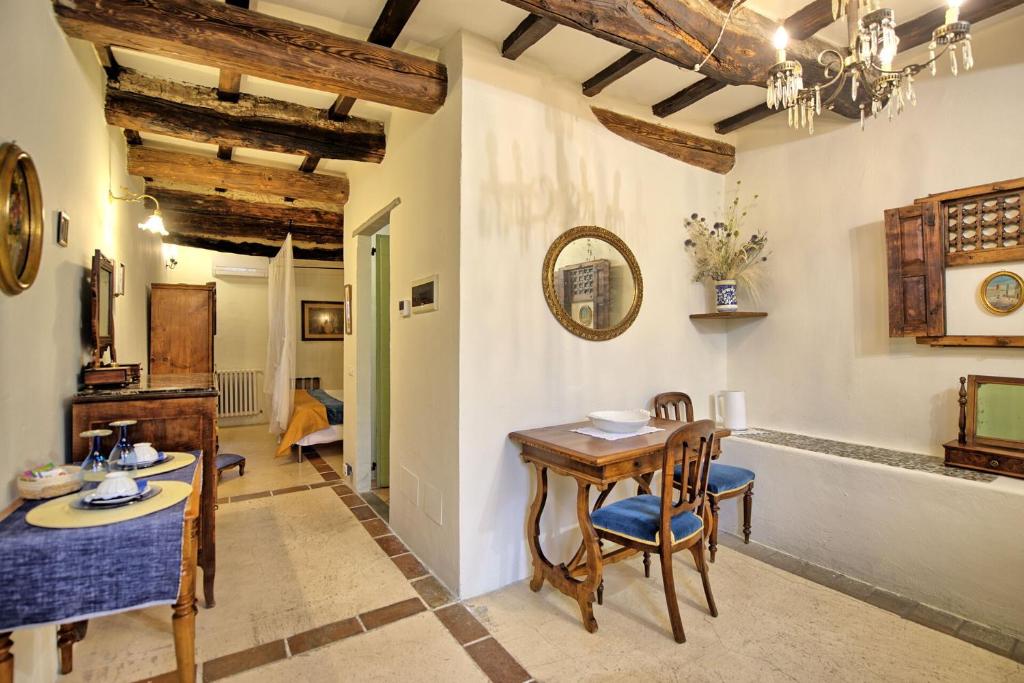 une cuisine et une salle à manger avec une table et des chaises dans l'établissement Villa Tenuta Lonciano by PosarelliVillas, à Florence