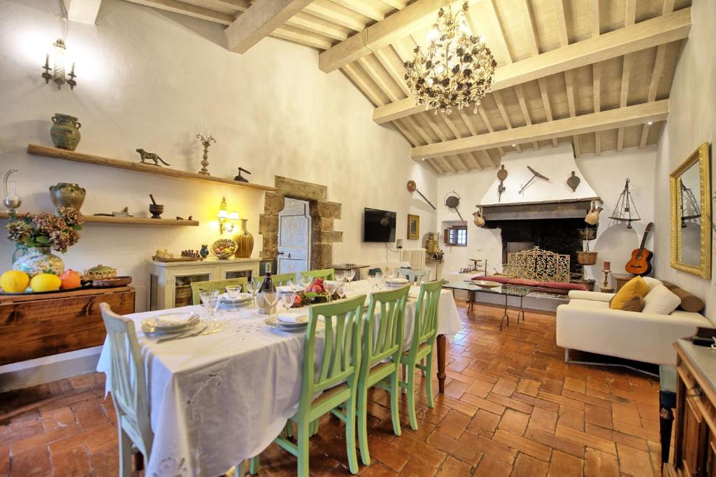 une salle à manger avec une table et une cheminée dans l'établissement Villa Tenuta Lonciano by PosarelliVillas, à Florence