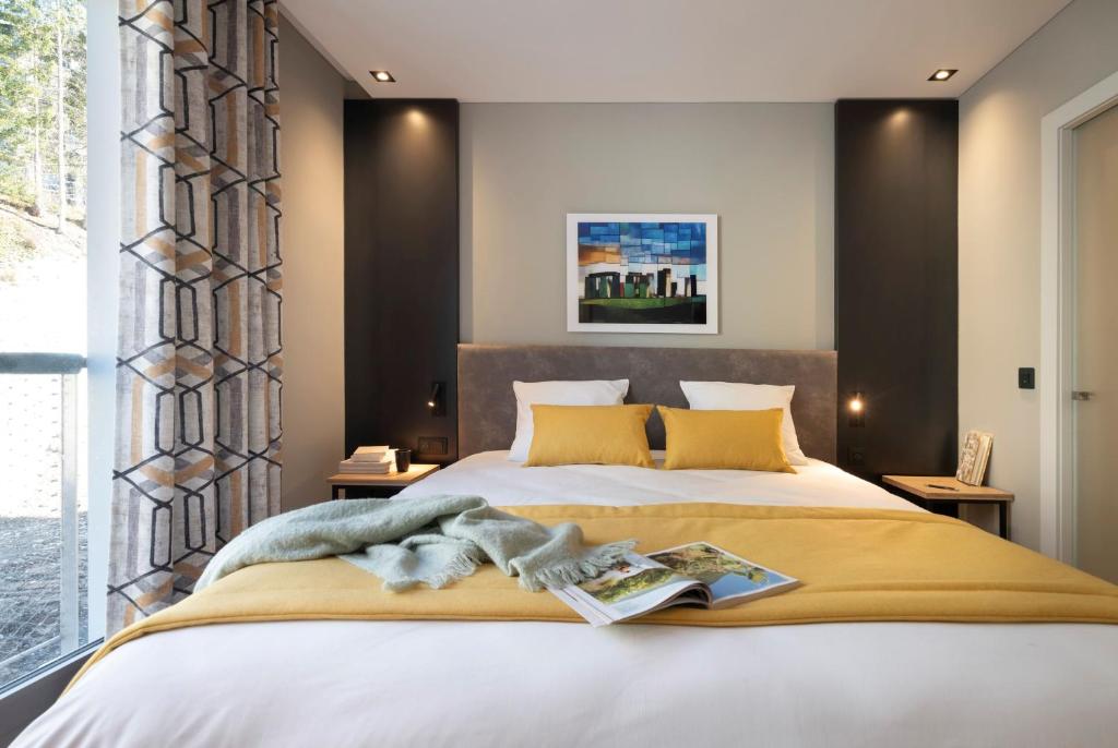 une chambre avec un grand lit et une fenêtre dans l'établissement MGM Hôtels & Résidences - Hôtel Alhéna, à Flaine