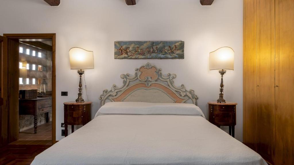 - une chambre avec un lit blanc et 2 lampes dans l'établissement VILLA BINETTI 7, Emma Villas, à San Gimignano 39 autres photos