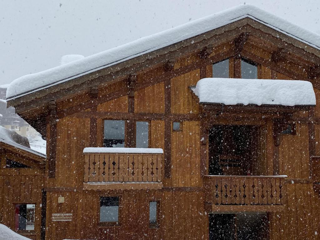 un bâtiment avec de la neige au-dessus dans l'établissement Le Tyrol, à La Plagne Tarentaise