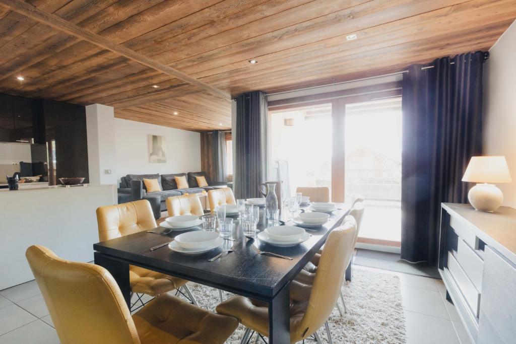 une salle à manger avec une table et des chaises noires dans l'établissement Casa Bo, à Montgenèvre